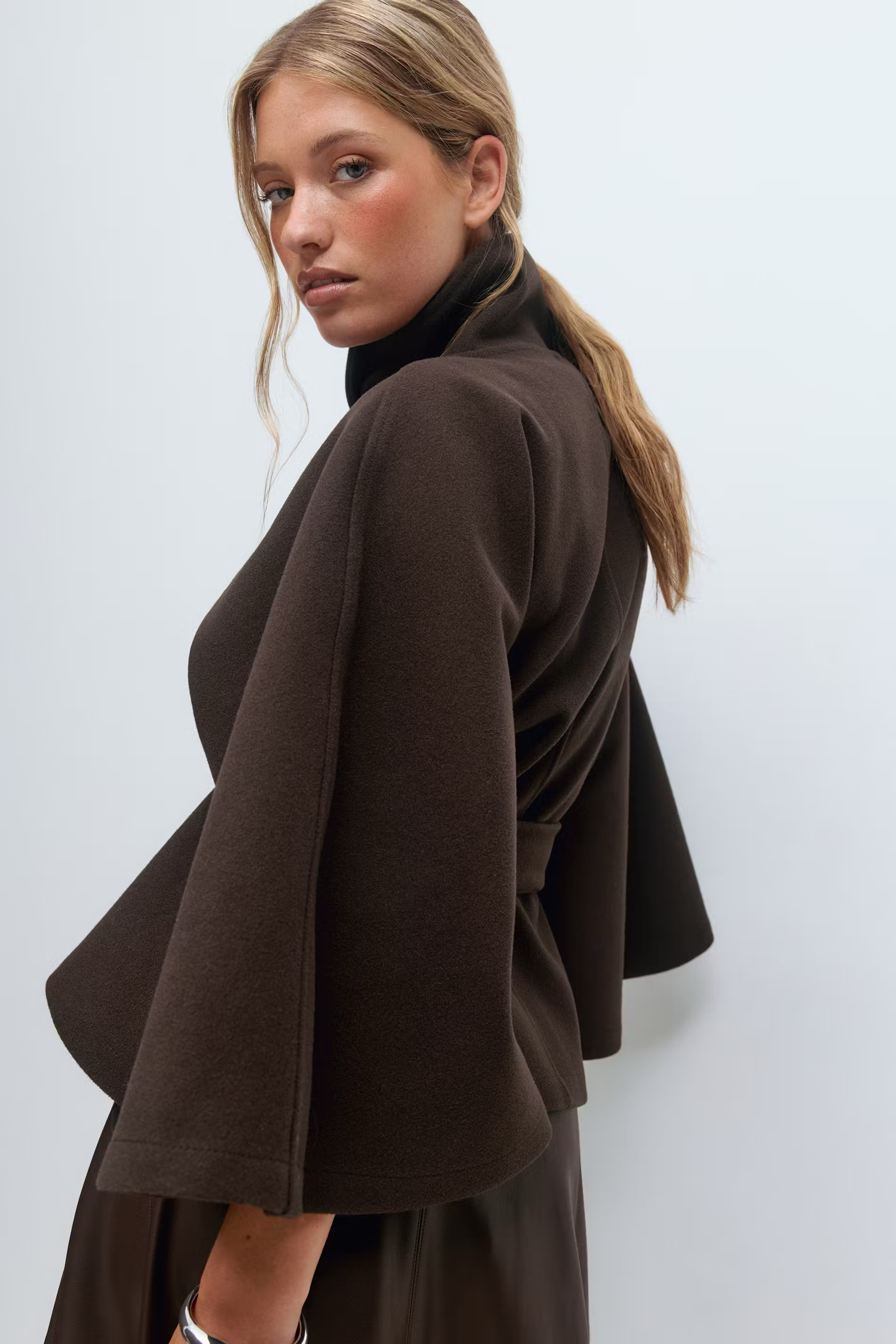 Cayetana | Capa elegante con cintura ajustable