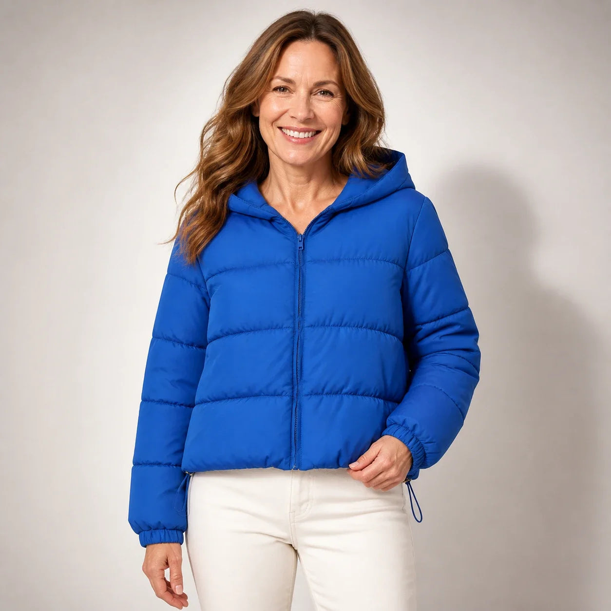 Aída | Chaqueta con capucha moderna y versátil